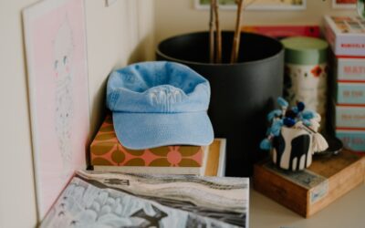 Maak je interieur compleet met accessoires bij een lichtblauwe muur