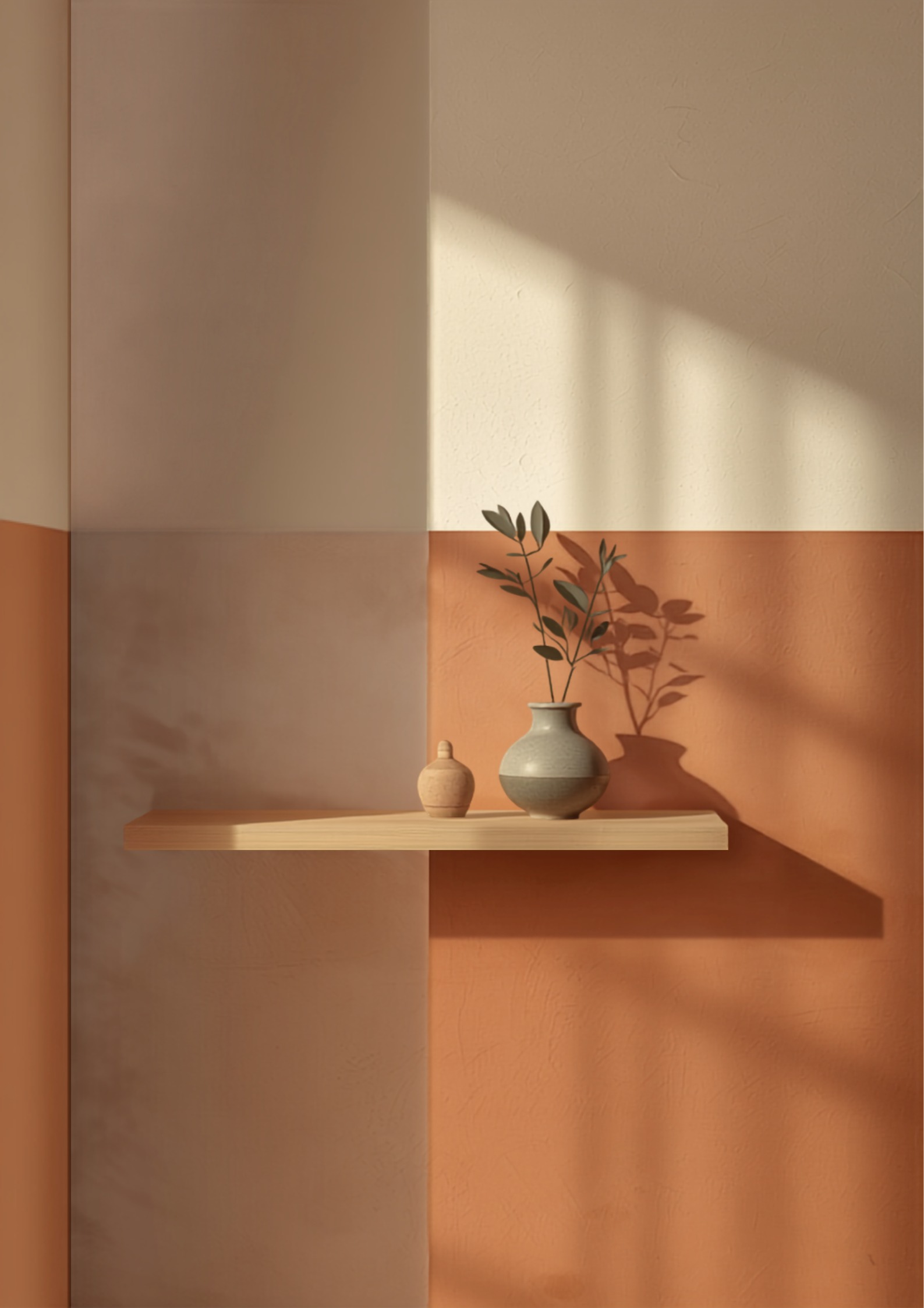 Detail van een strakke scheidslijn tussen terracotta en gebroken wit op een slaapkamermuur, met een eiken wandplank en olijfgroene tak in een keramieken vaas
