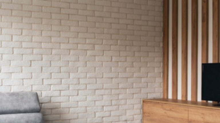 Warme Scandinavisch-Nederlandse woonkamer met neutrale basiskleuren, houten meubels en zachte terracotta accenten